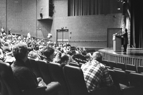 Author Julie Lythcott-Haims speaks to parents on Oct. 14 in the CPA about the detrimental  effects of being overbearing with their children. Lythcott-Haims emphasized that parents must be aware of their overbearing behavior and strive to make their children self-sufficient. Photo by Meghan Cruz