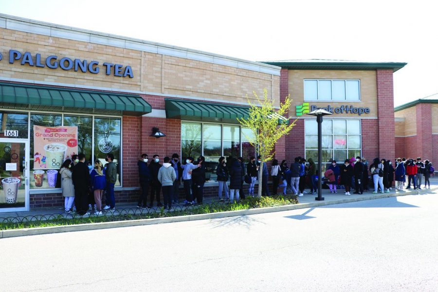 The line of customers in front of Palgong Tea wraps around surrounding businesses on May 1, the shop’s opening day. Palgong Tea, a bubble tea chain originating from South Korea, offers a diverse menu of drinks at its first U.S. location in Glenview. Photo by Alex Garibashvily