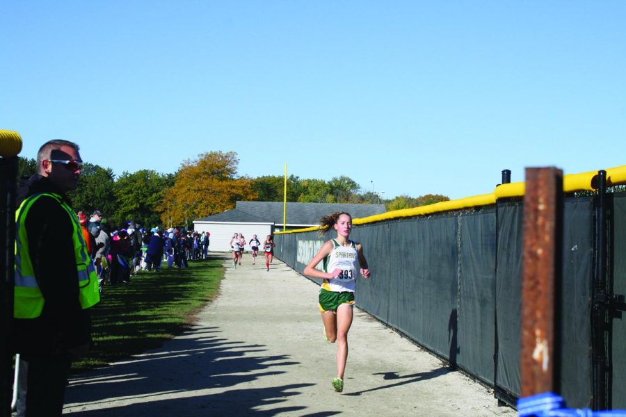 Sophomore Juliet Frum races at the conference meet on Oct. 15, where she placed first and finished with a time of 17:25 for the 3-mile race. At sectionals, Frum finished with a time of 16:53, placing second while also breaking the school record. Photo by Marissa Fernandez.