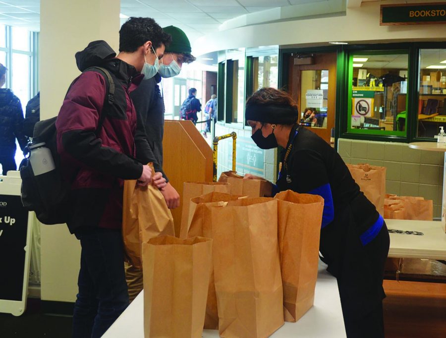 Students pick up free meals near the Student Activities Center. Since March 2020, Glenbrook High School District #225 has participated in a federally funded free meal program. Photo by Jenna Amusin