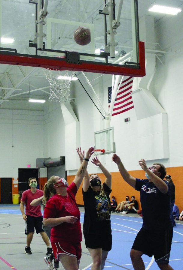 During a Glenbrook United practice on Dec. 1, players participate in a practice game. Glenbrook United started basketball practices on Oct. 13 in preparation for the state basketball tournament. Photo by Claire Satkiewicz