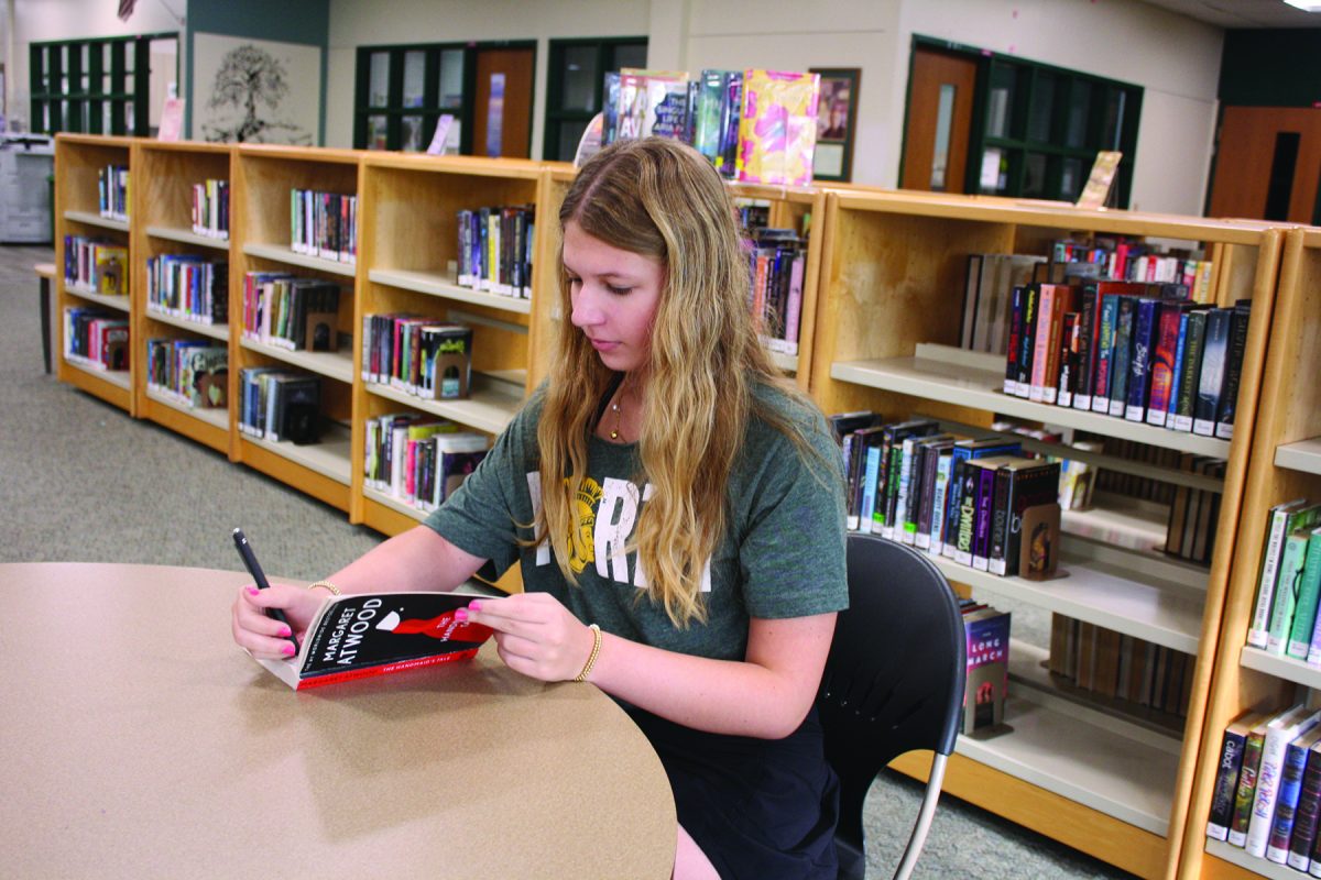 By reading books in English class, junior Elle Laughlin has opened herself up to new perspectives. Rather than reducing a book to a tedious assignment, students should consider its value.